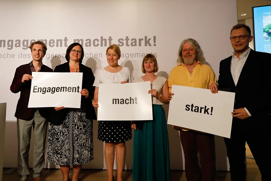 Ein Gruppenfoto mit der Ministerin und den Engagement-Botschaftern