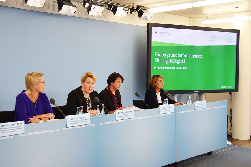 Das Bild zeigt Dr. Franziska Giffey mit drei Frauen auf einem Podium.