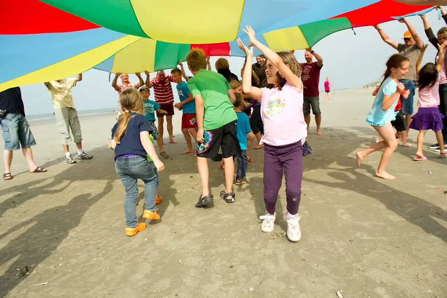 Das Bild zeigt spielende Kinder am Strand