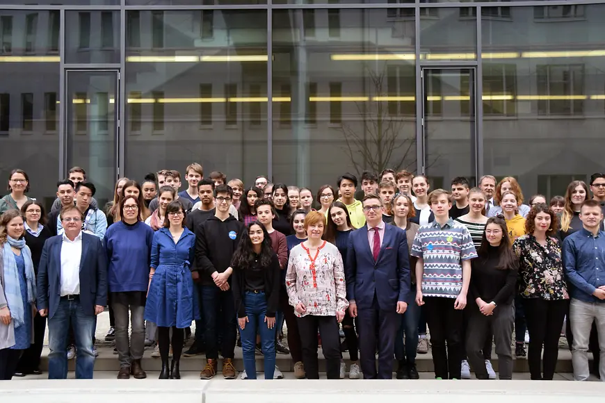 Das Bild zeigt Caren Marks mit einer Gruppe von Jugendlichen