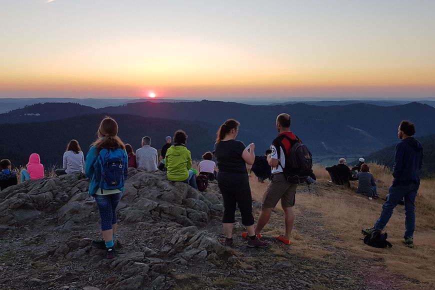 Das Bild zeigt Menschen auf einem Berg