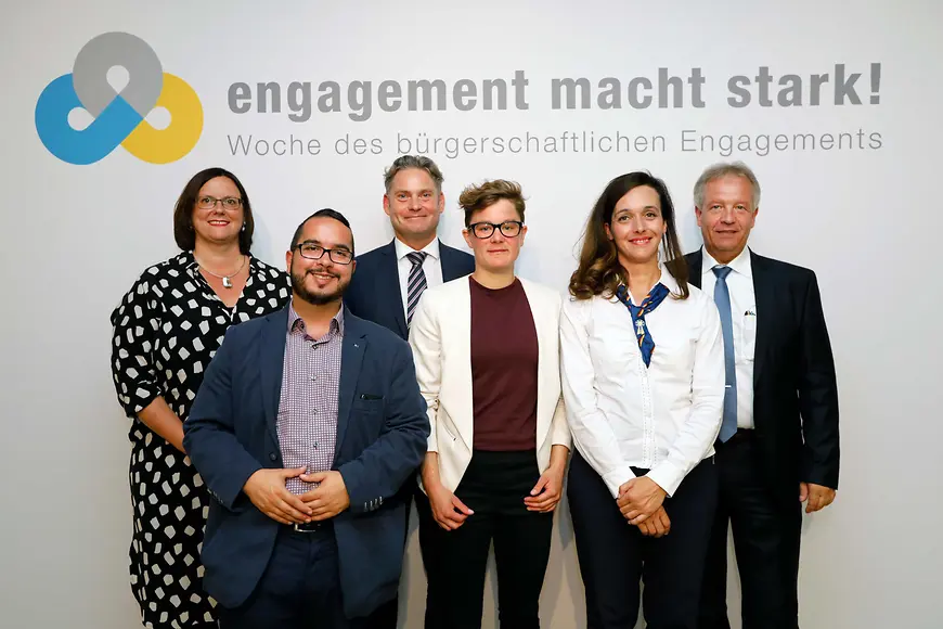Das Bild zeigt Stefan Zierke mit weiteren Menschen für ein Gruppenbild posierend