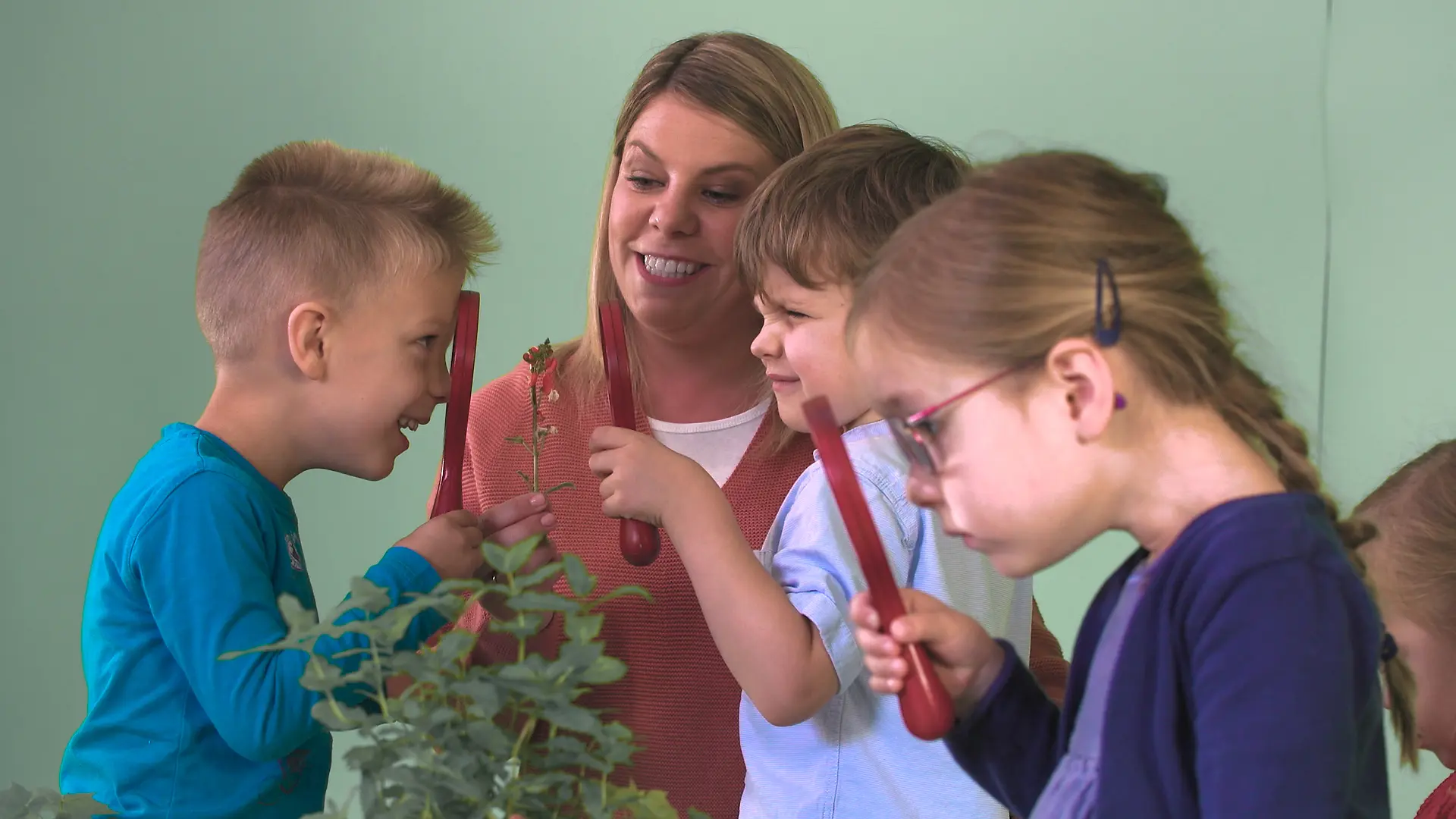 Mit Erzieherin Jenny wird aus Neugier Naturwissenschaft