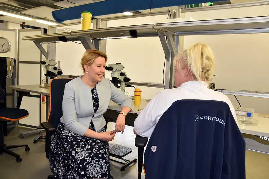 Dr. Franziska Giffey sitzt mit einer Mitarbeiterin von Cortronik am Tisch und unterhält sich.