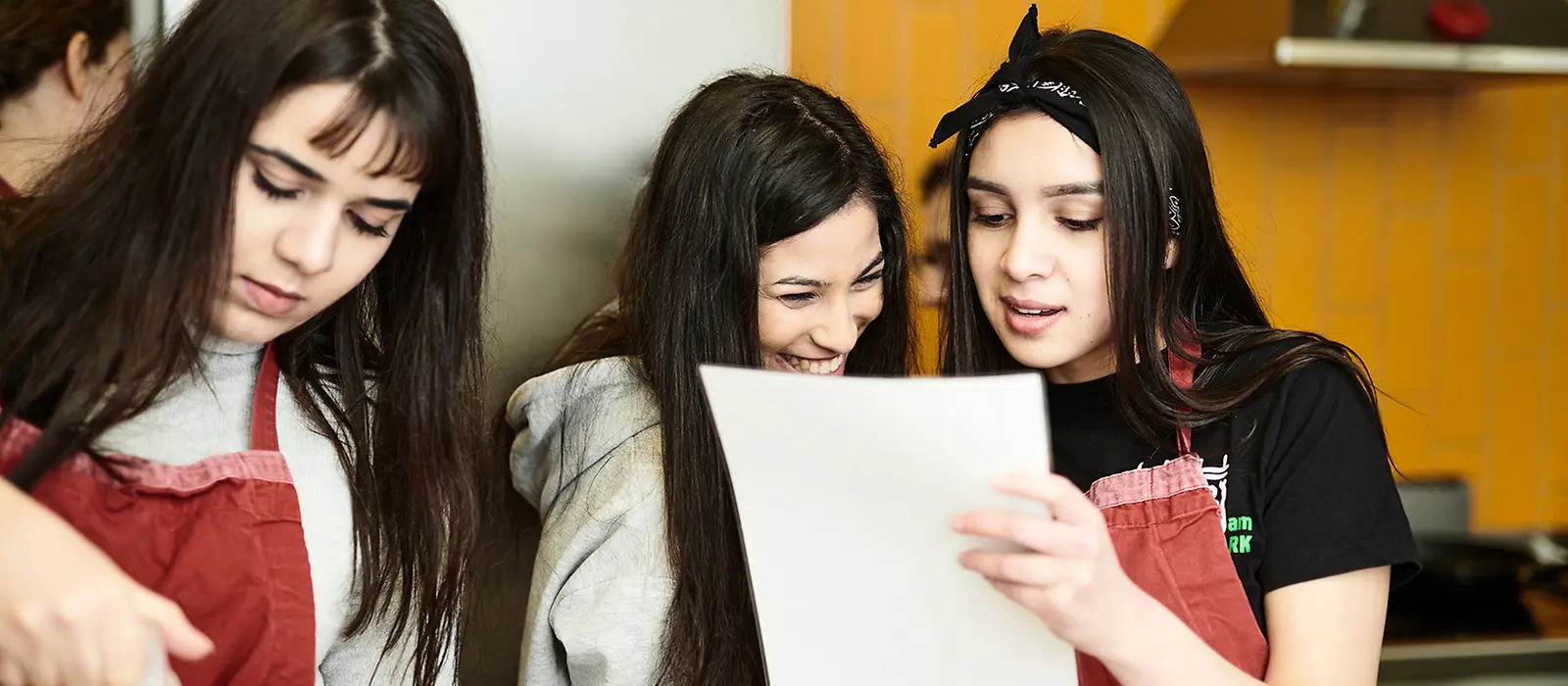 Junge Mädchen lesen