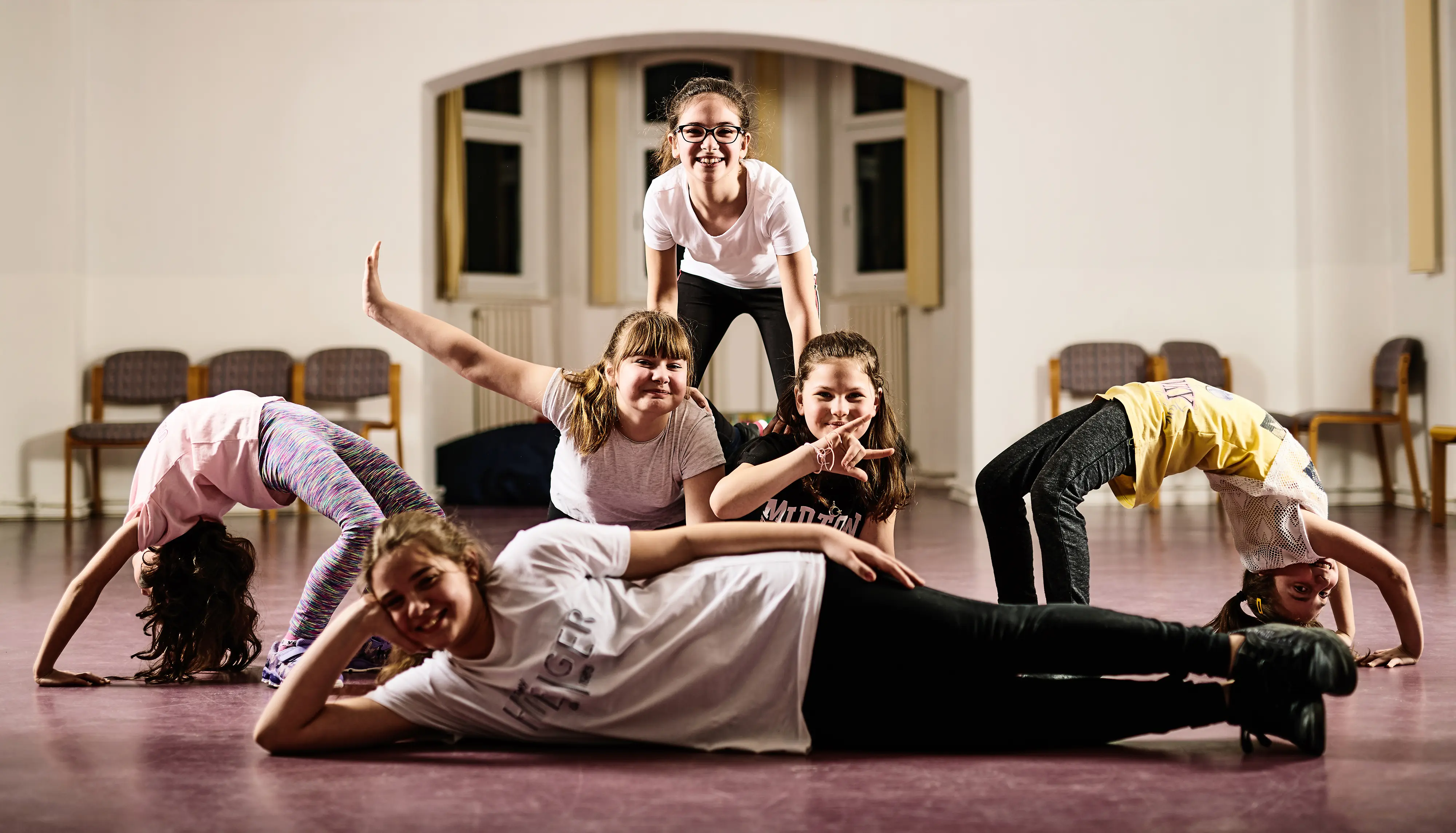 Junge Mädchen machen Akrobatik