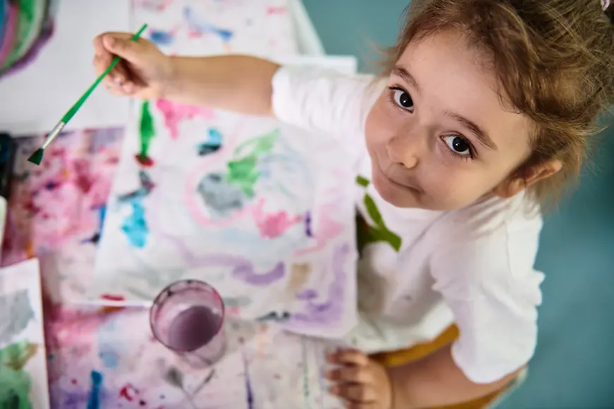 Ein Kind malt ein Bild