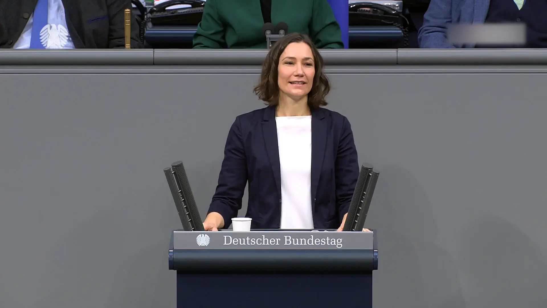 Bundesfamilienministerin Anne Spiegel spricht am Pult im Bundestag
