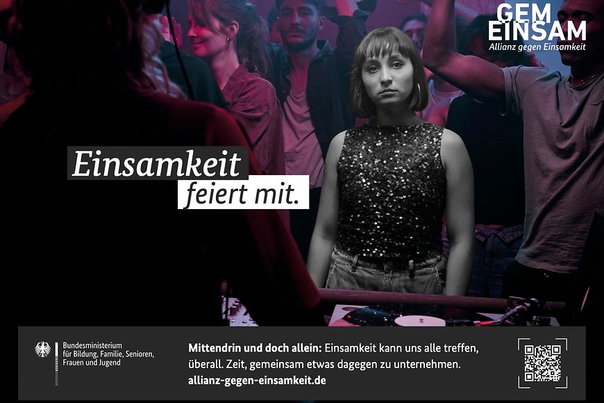 Junge Frau feiert alleine im Club. 