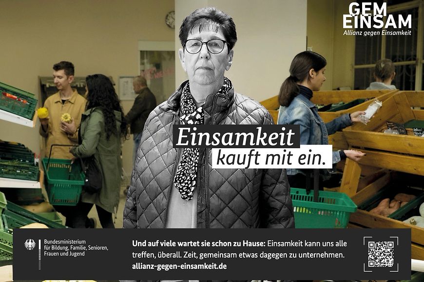 Ältere Frau geht alleine im Supermarkt einkaufen.