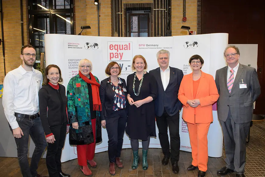 Lisa Paus steht am Rednerpult