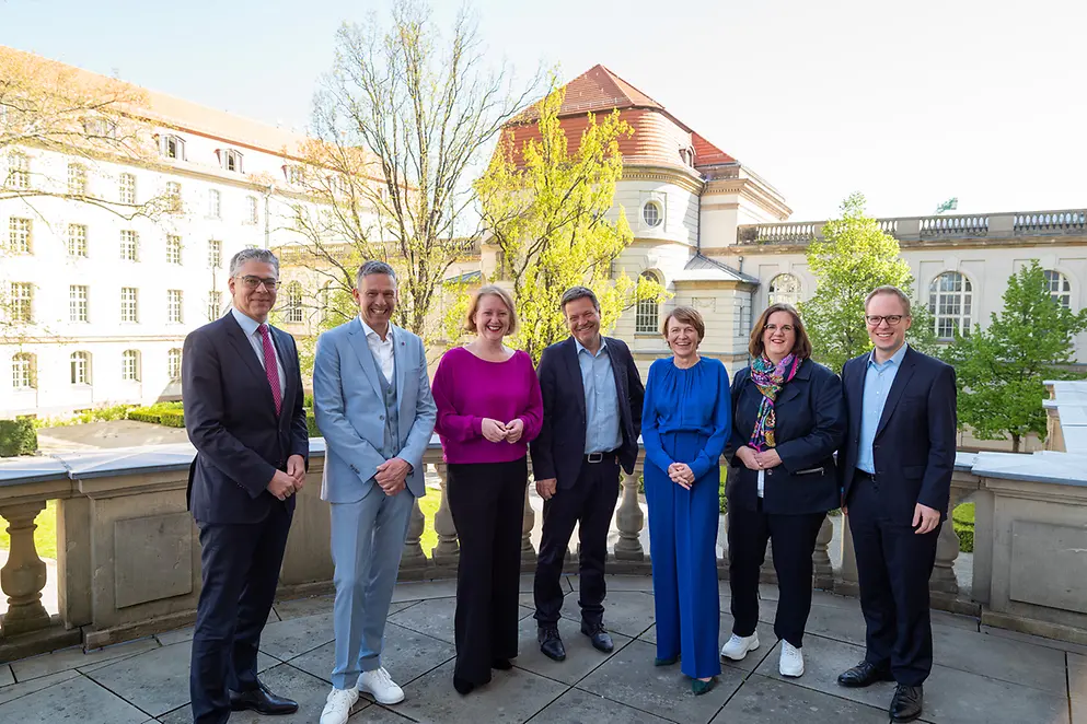 Lisa Paus mit Teilnehmerinnen und Teilnehmern der vierten Fachtagung der "Initiative Klischeefrei"