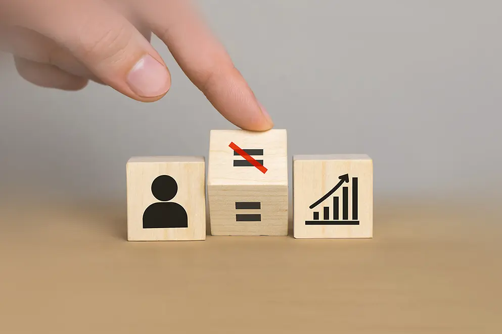 mit Personenprofil, einem Diagramm und mittig einem Gleich- und Ungleichzeichen auf Kippe