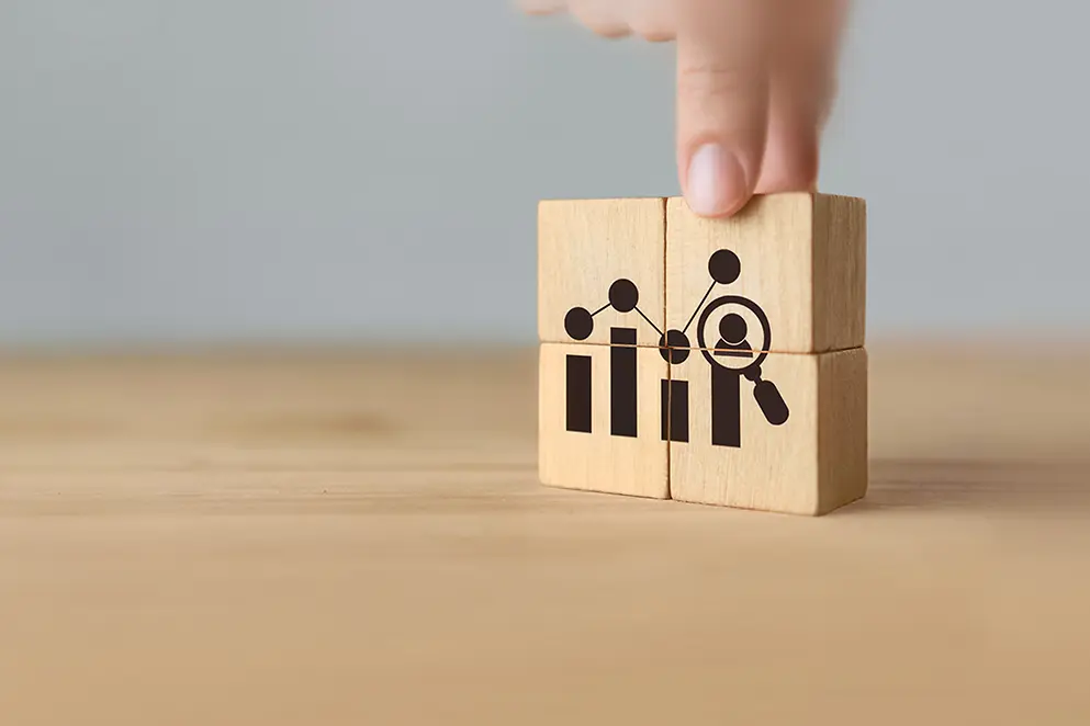 Vier zu einem Quadrat aufgereihte Holzwürfel mit schwarzen Diagramm darauf