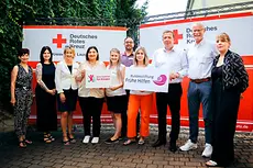 Ekin Deligöz mit Vertreterinnen und Vertretern des Deutschen Roten Kreuzes