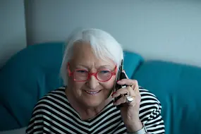 Eine ältere Frau telefoniert
