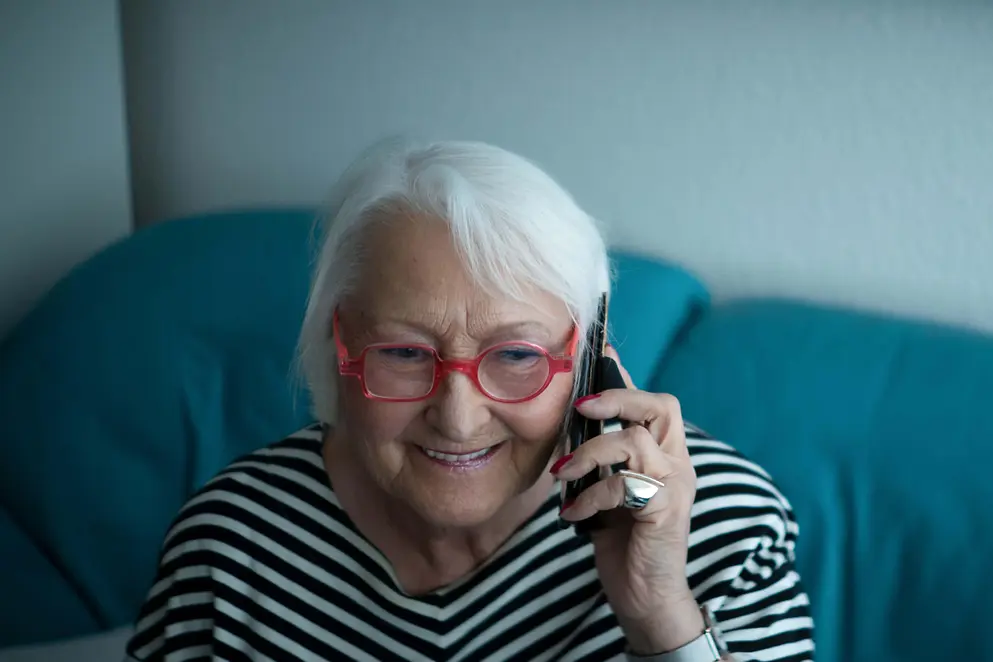 Eine ältere Frau telefoniert