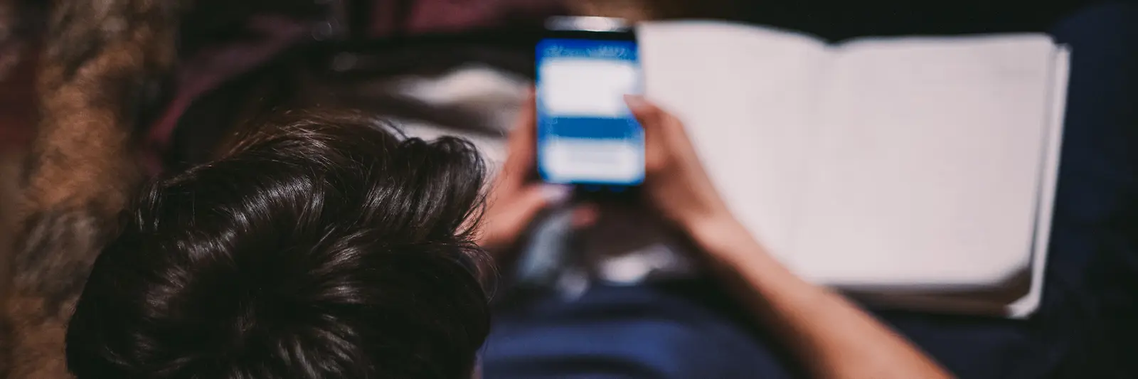 Jugendlicher mit Mobiltelefon
