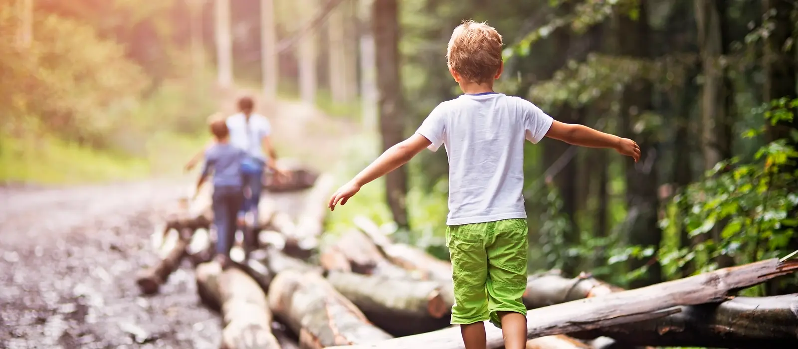 Corona-Auszeit: Eine Familie erholt sich bei einem Spaziergang im Wald