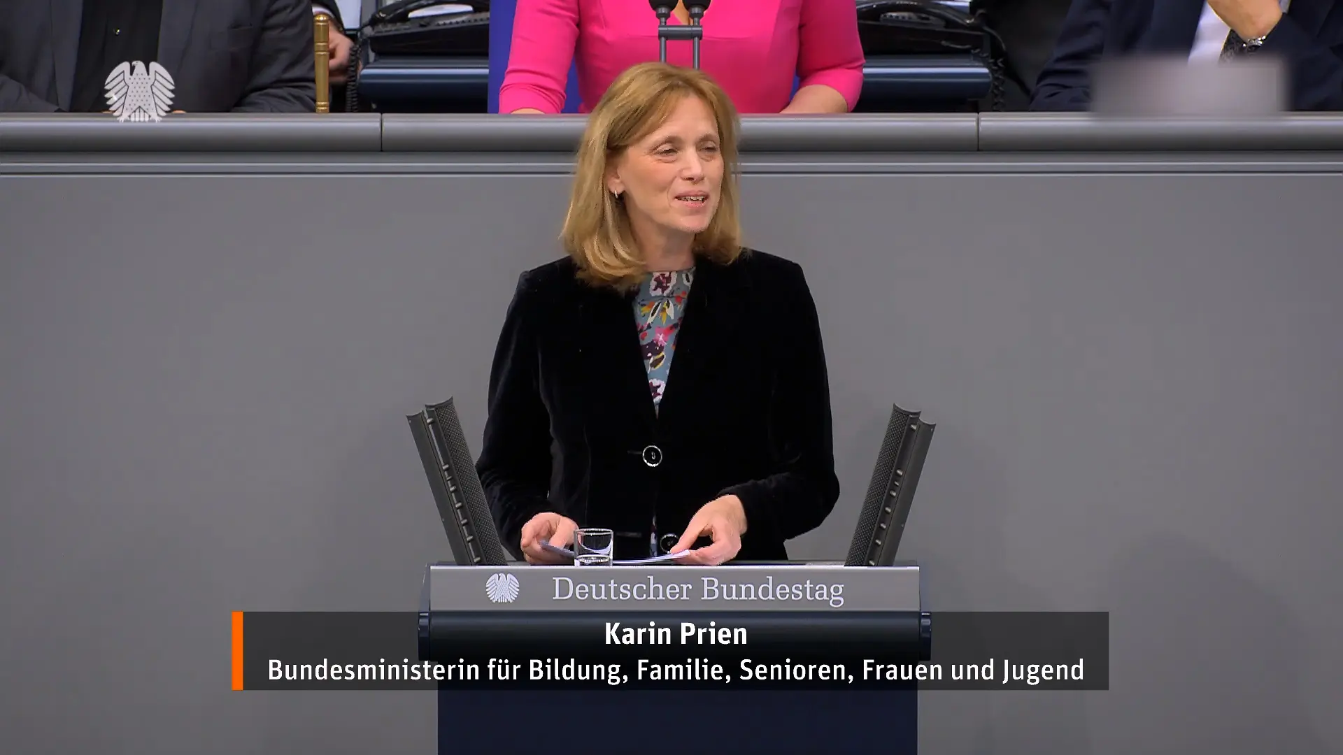 Bundesministerin Karin Prien hält eine Rede im Bundestag