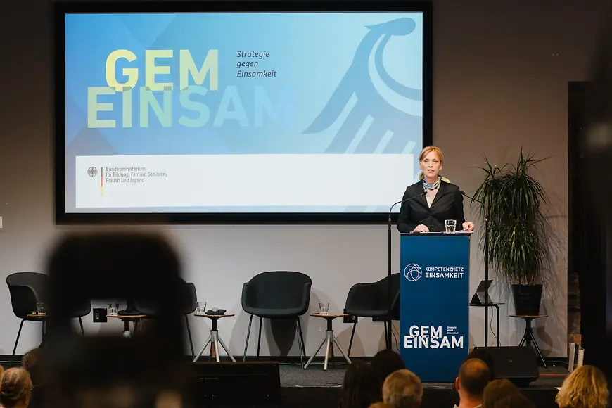 Karin Prien steht vor einem Pult und hält einen Vortrag