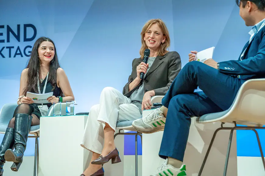 Karin Prien sitzt mit weiteren Teilnehmenden der JugendPolitikTage auf einer Bühne 