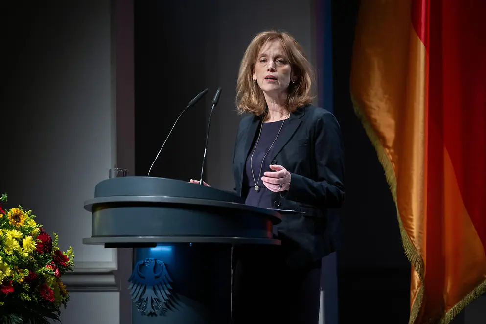 Karin Prien steht an einem Rednerpult