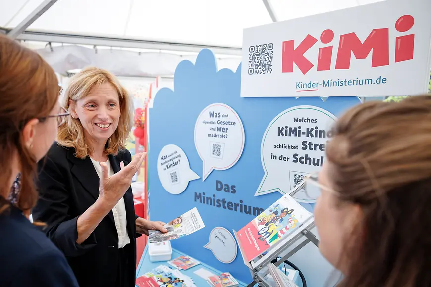 Karin Prien am Infostand des Kimi