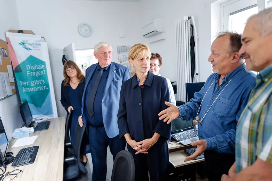 Mitglieder der Jüdischen Gemeinde zeigen Karin Prien das Beratungsangebot für ältere Menschen im Umgang mit digitalen Medien