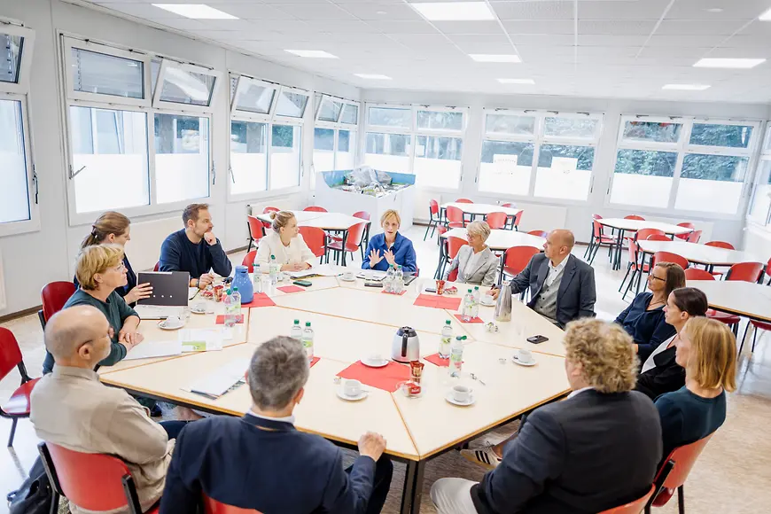 Karin Prien mit einer Runde und Dorothee Feller