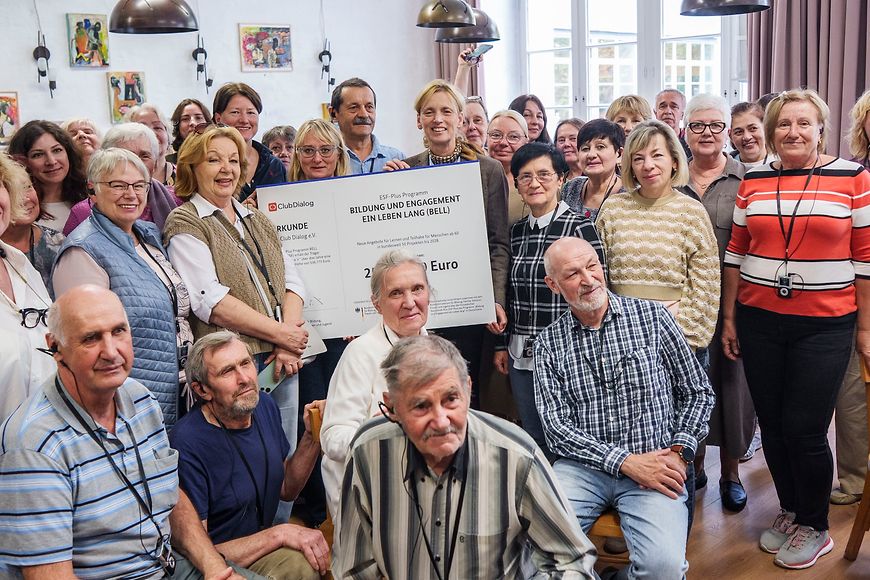 Karin Prien überreicht Fördergeld für Bildungsangebote für ältere Menschen