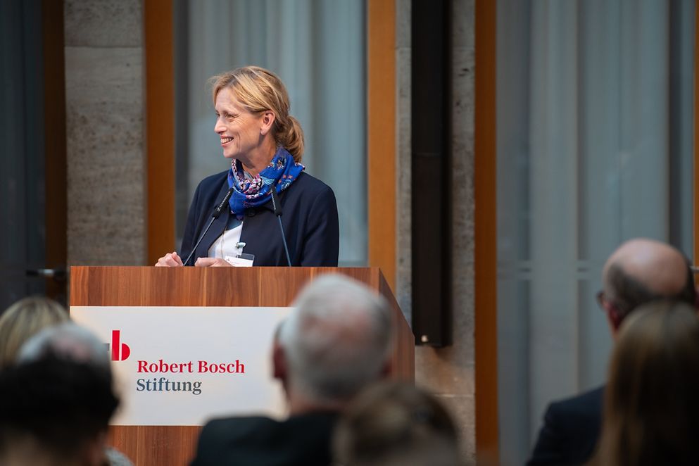 Karin Prien steht am Rednerpult der Robert Bosch Stiftung