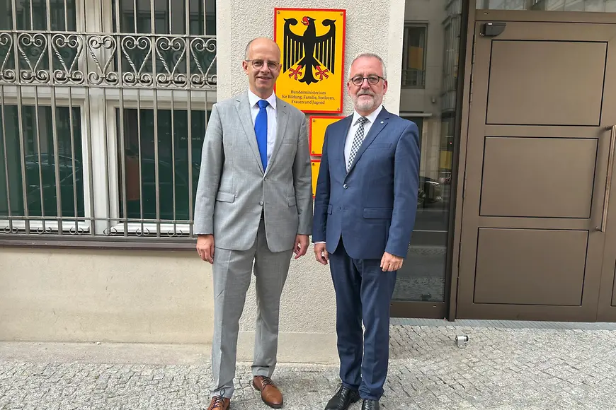 Michael Brand und Dr. Bernd Fabritius vor dem Bundesbildungsministerium