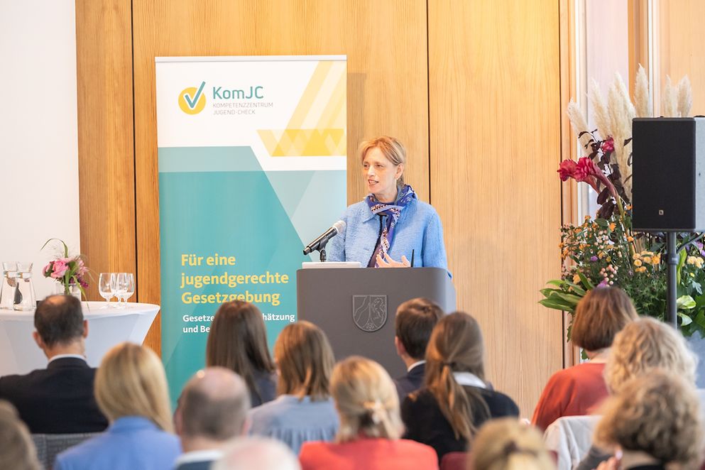 Karin Prien erhält den Bericht zum Jugend-Check 