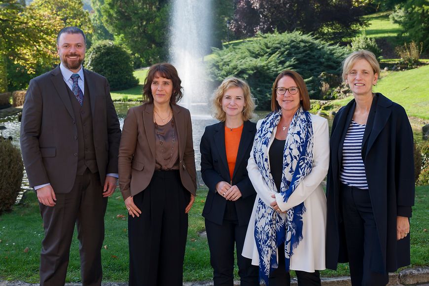 Karin Prien gemeinsam mit Yuriko Backes, Eva-Maria Holzleitner, und Stéphanie Lachat und Dr. Emanuel Schädler 
