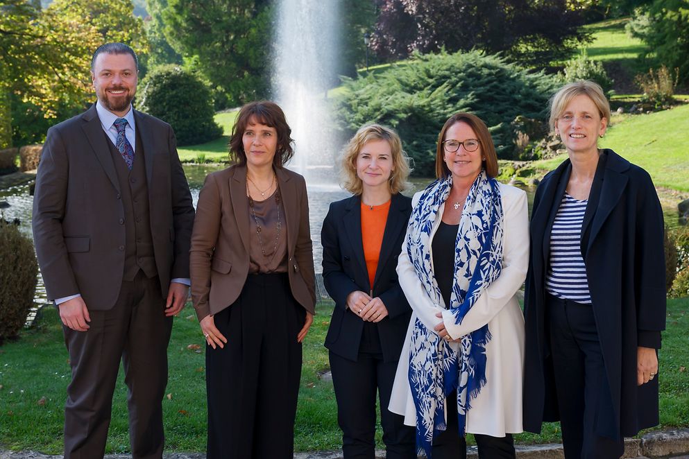 Karin Prien gemeinsam mit Yuriko Backes, Eva-Maria Holzleitner, und Stéphanie Lachat und Dr. Emanuel Schädler 