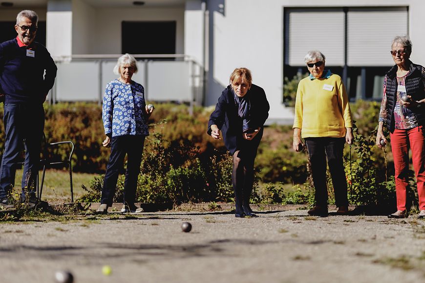 Karin Prien spielt Boule mit den Anwohnern des Mehrgenerationenhauses