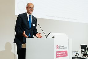 Michael Brand auf einem Podium 