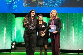 DiePreisträgerinnen und Preisträger mit Lisa Paus