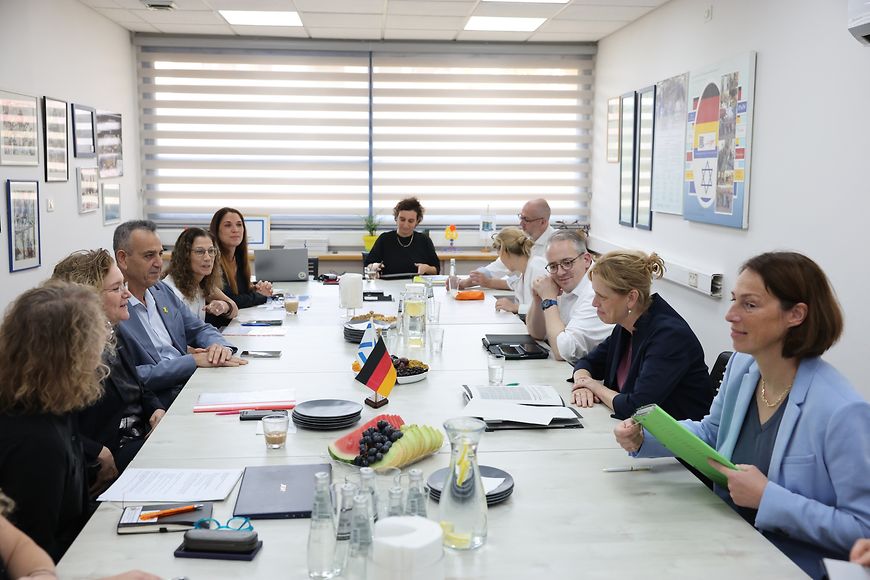 Karin Prien beim Gespräch mit Akteurinnen und Akteuren des deutsch-israelischen Jugendaustauschs