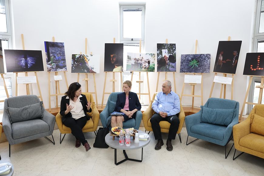 Karin Prien beim Gespräch mit Michal Sella und Mohammed Darawshe