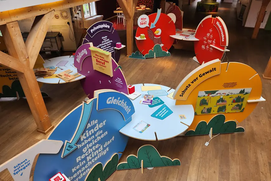 Einzelne Module der Ausstellung mit verschiedenen Aufschriften zu den Kinderrechten