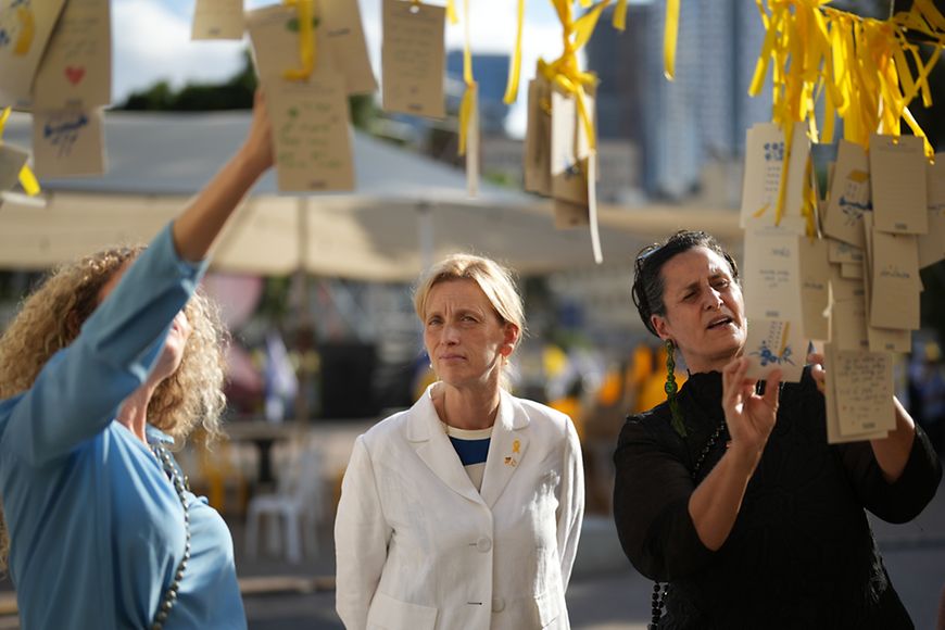 Karin Prien mit den Angehörigen einigiger Geiseln vom 7. Oktober 2023