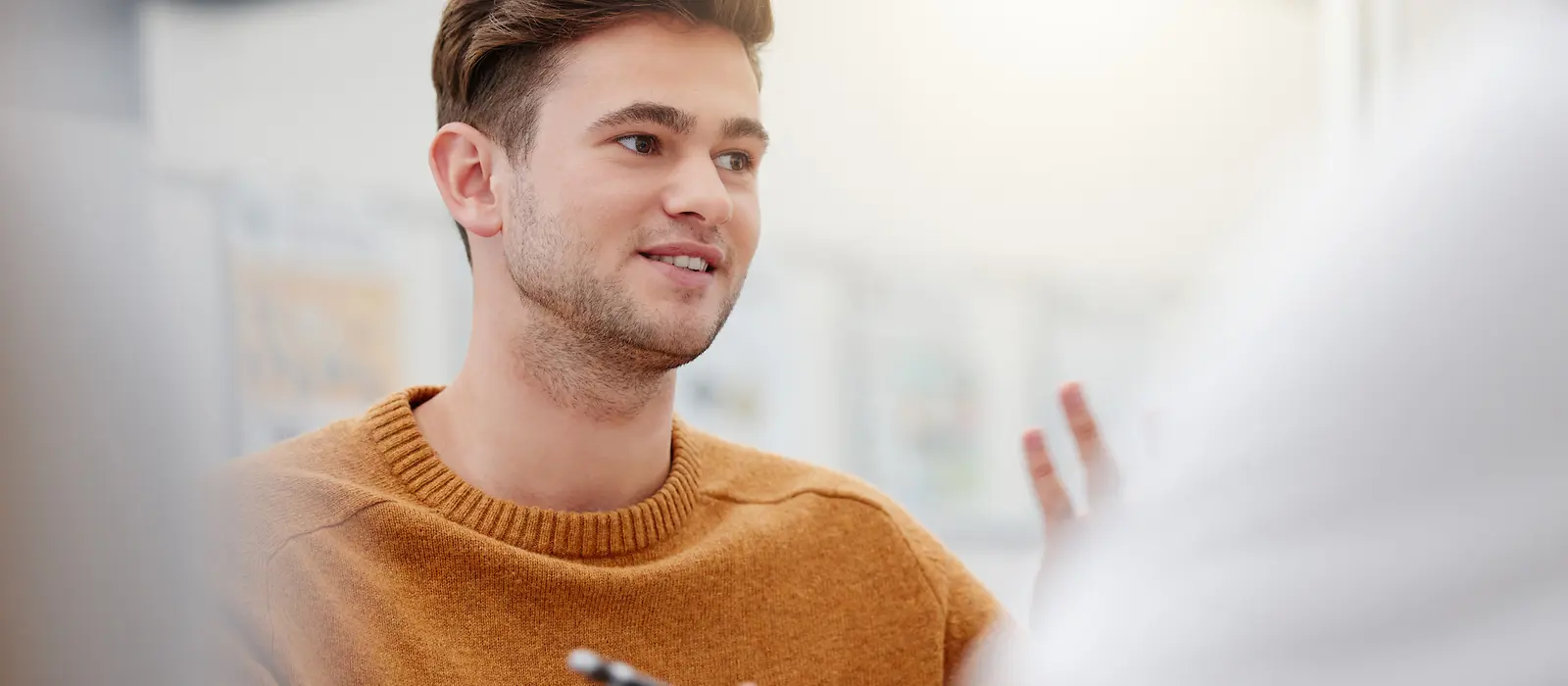 Ein junger Mann mit einem Stift in der Hand