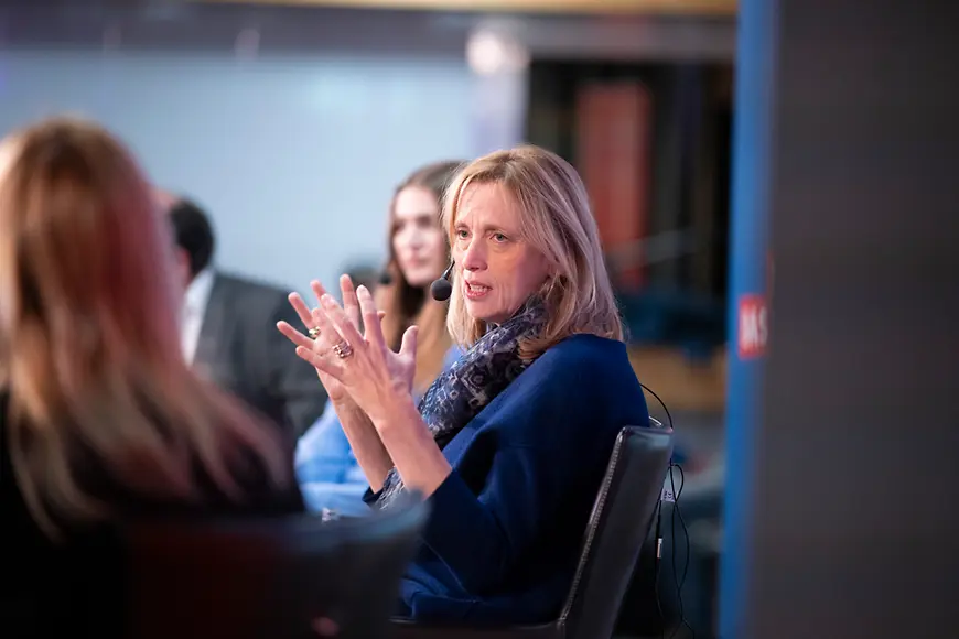 Karin Prien bei einem Podiumsgespräch