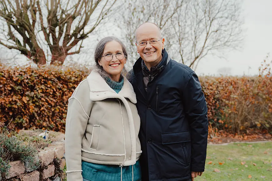 Ein älteres Paar vor einem Bambus im Garten
