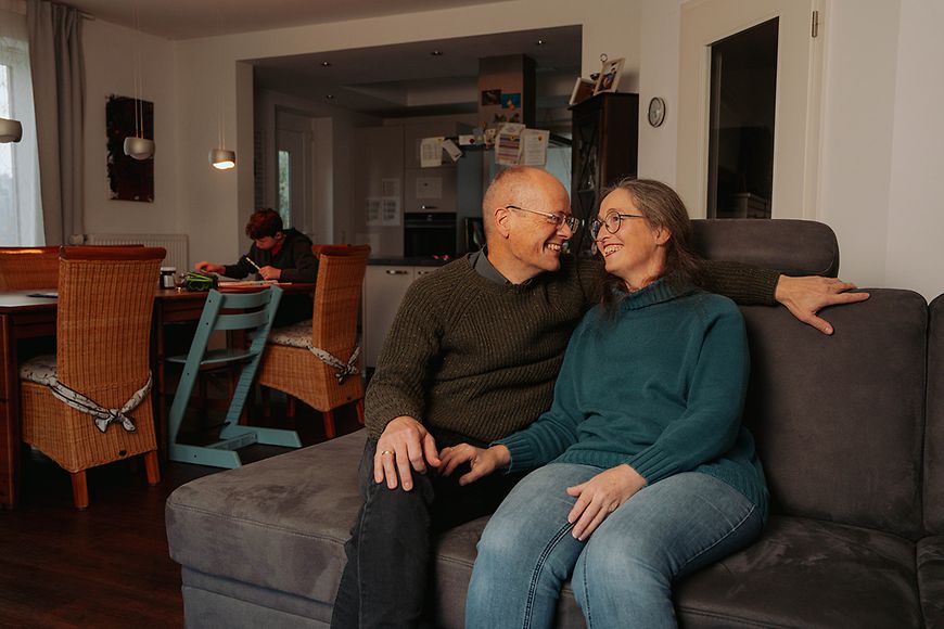 Ein älteres Paar auf der Couch