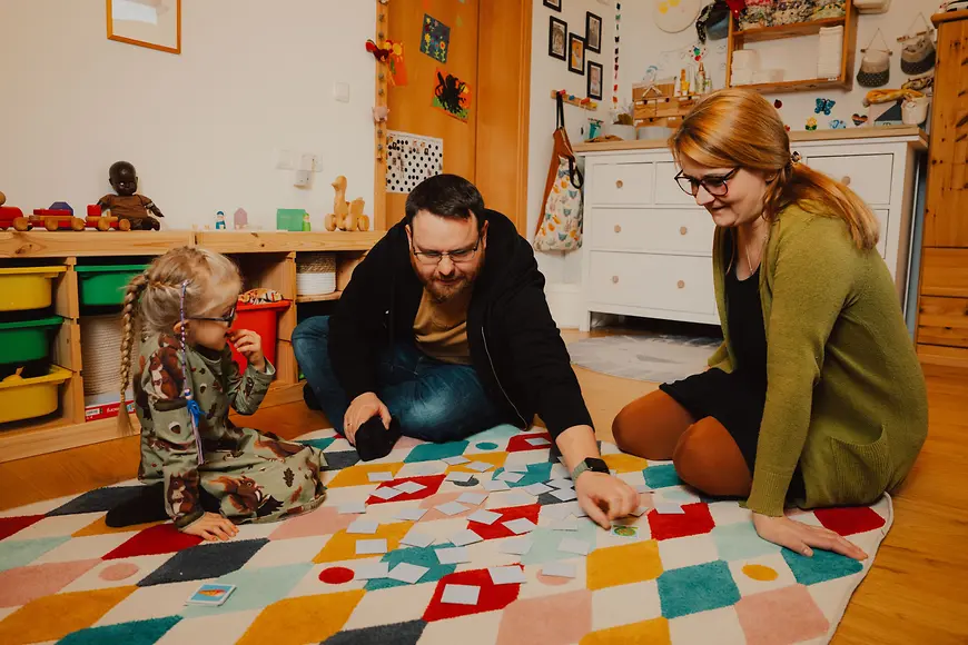 Ein junges Paar mit Tochter beim spielen