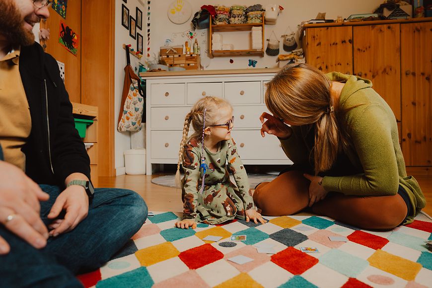 Ein junges Paar mit Tochter beim Spielen
