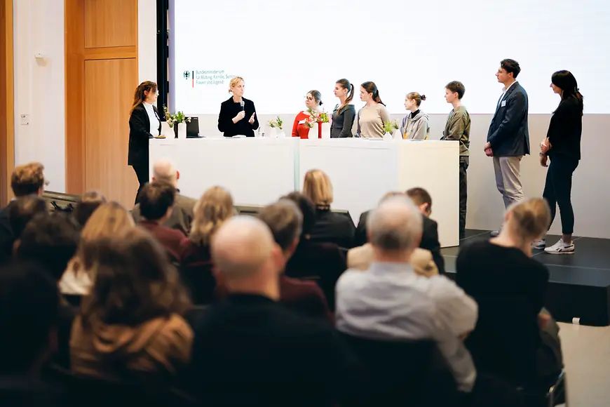 Karin Prien steht am Rednerpult